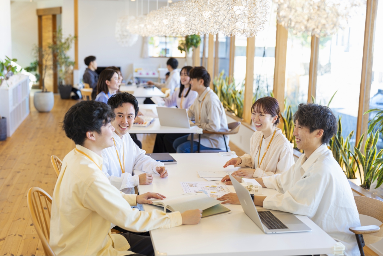 和気あいあいと話している男女4人の社員たち