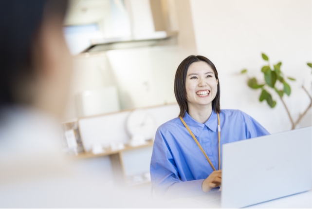 笑っている女性