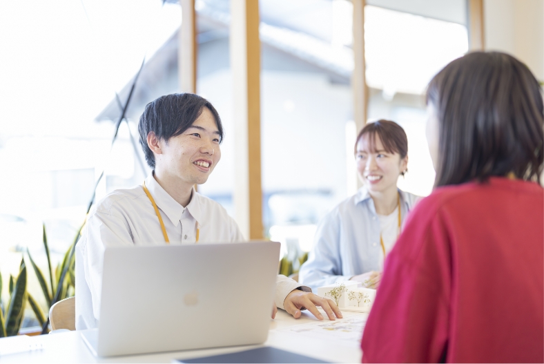楽しそうに話している男女3人