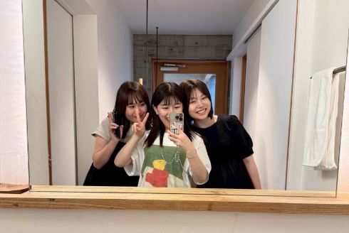 体を寄せ合い笑っている3人の女性