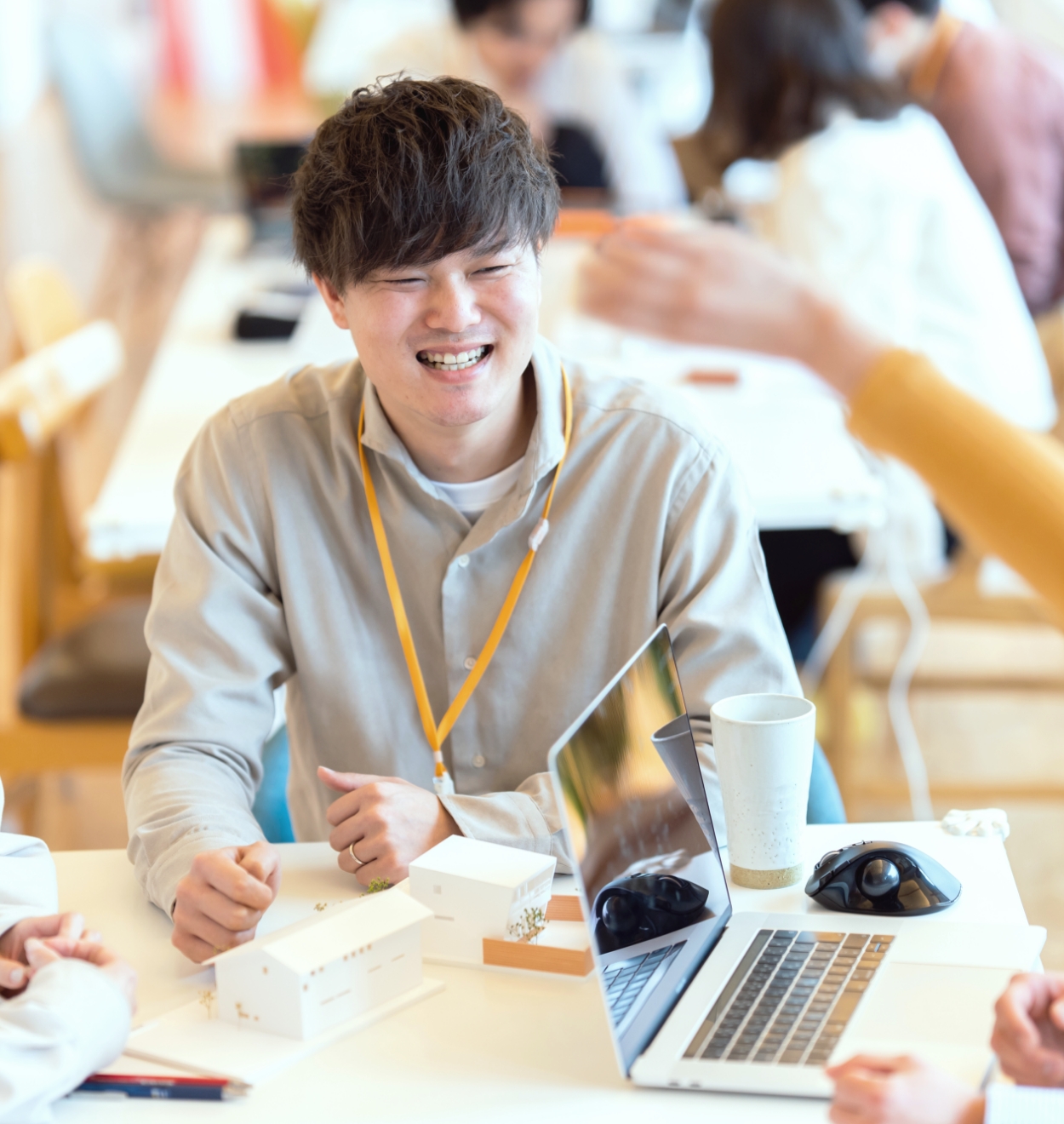 笑っている男性社員