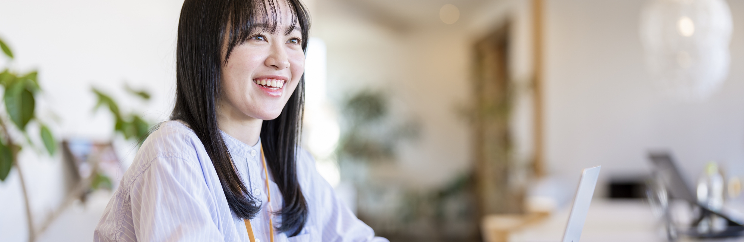 笑いかけている提案設計担当の女性