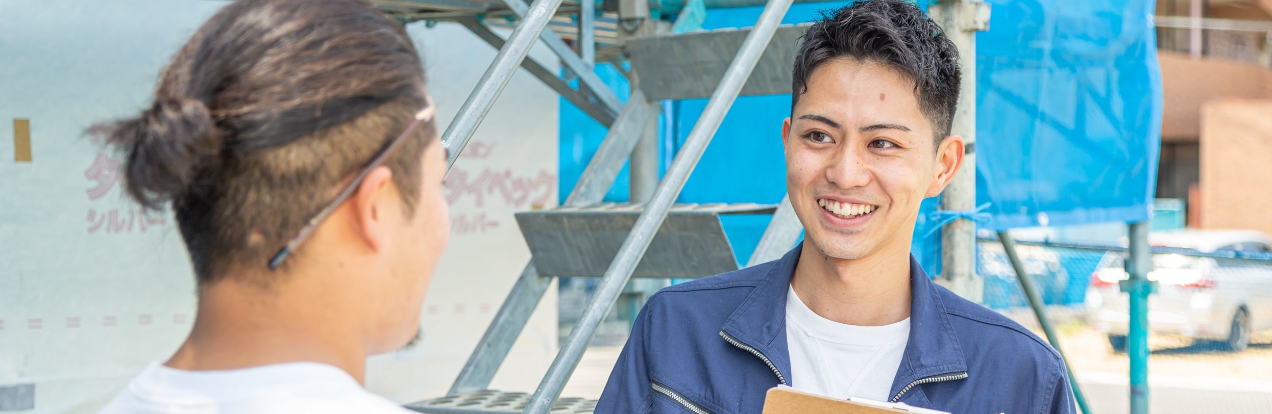 現場の男性と話している現場監督担当の男性