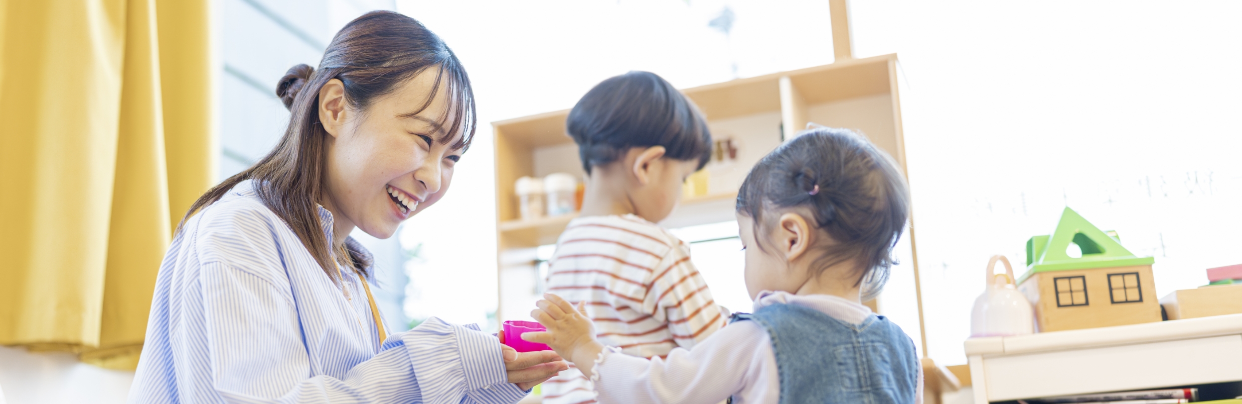 小さい子どもに笑いかけている女性