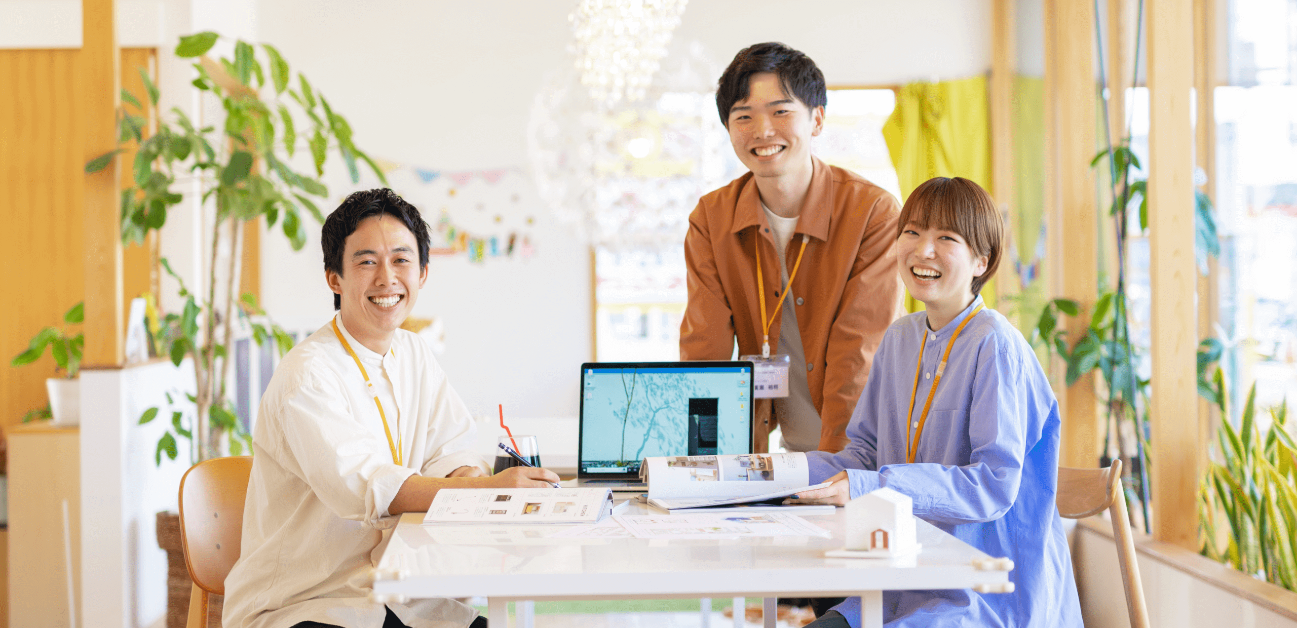 3人の男女が笑っている写真