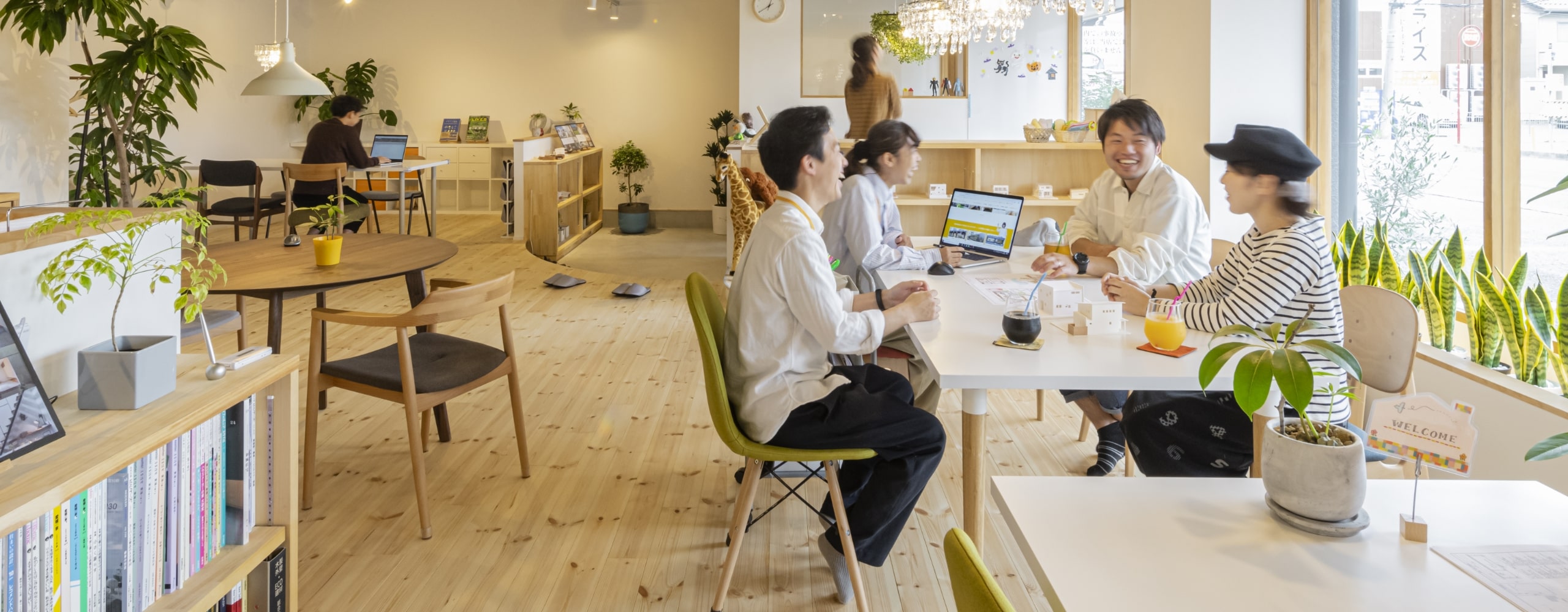 談笑している数人の社員