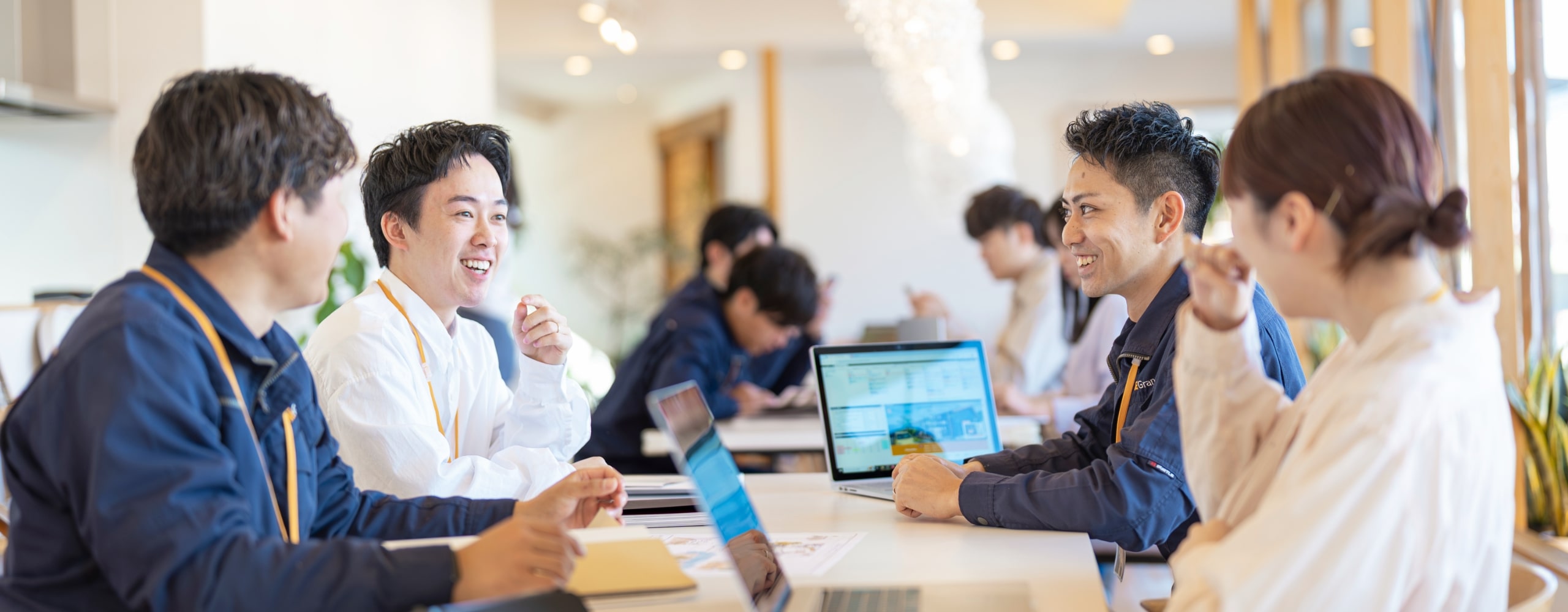 談笑している男女の社員たち
