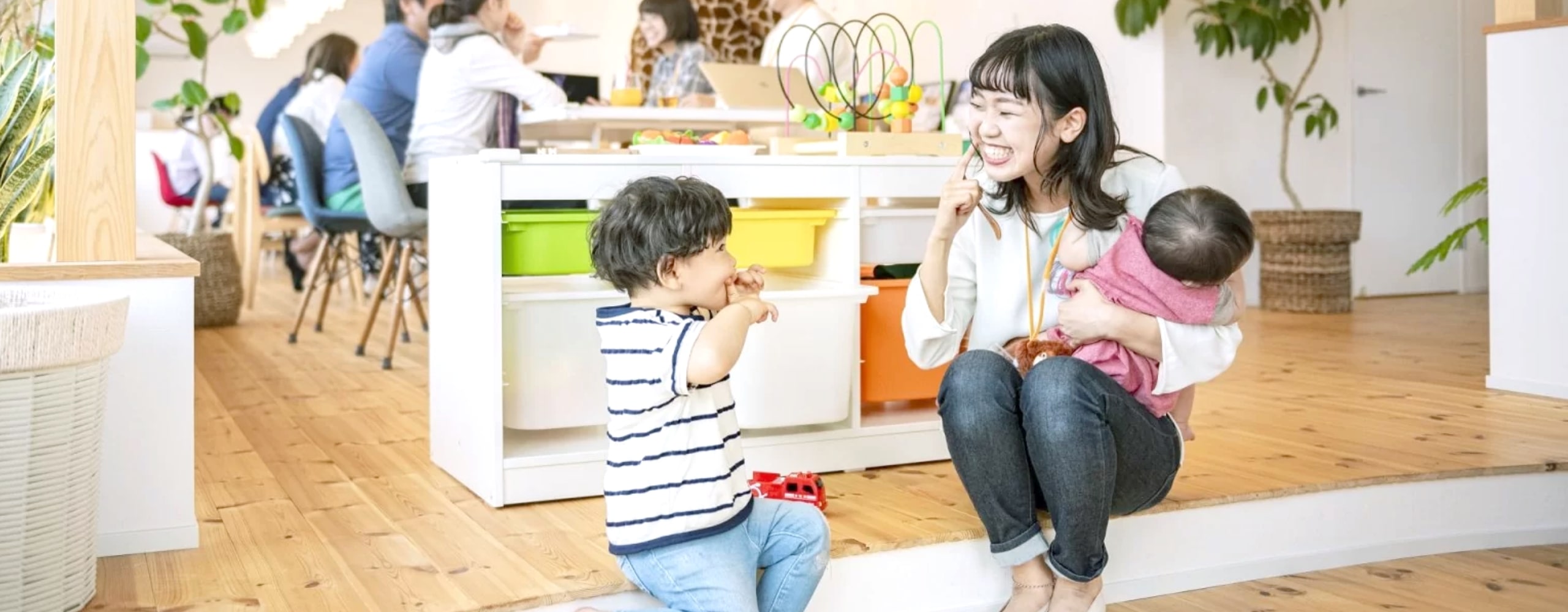 笑っている女性と幼い子ども