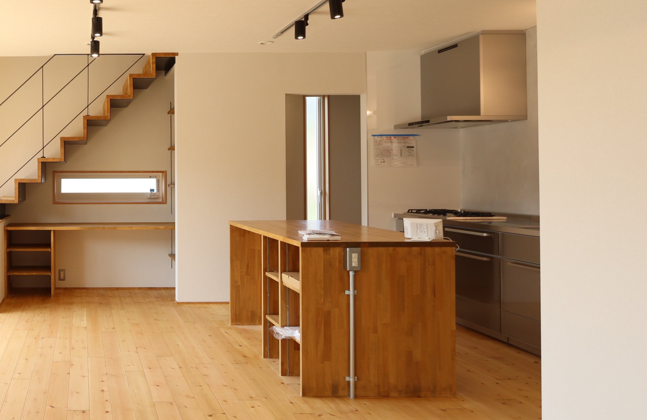壁付けステンレスキッチンと木製作業台