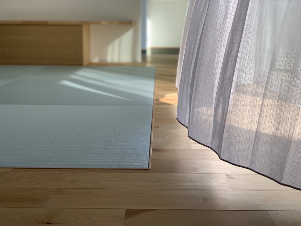 カバ材の床と水色の畳リビング