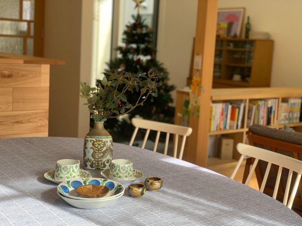 クリスマスツリーとダイニングテーブル