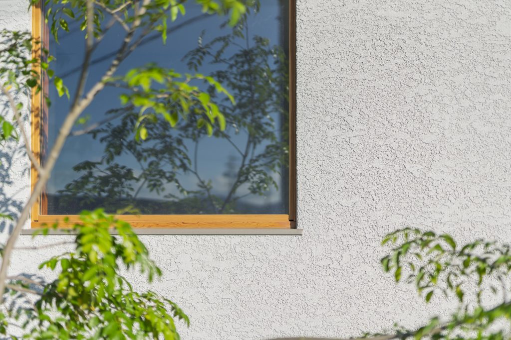 木枠の窓と塗り壁
