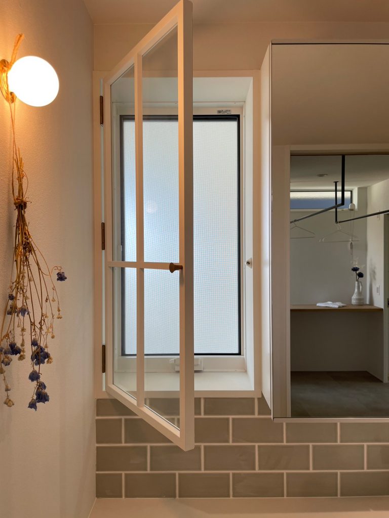 自然光が入る洗面スペース-造作建具-格子の室内窓-真鍮のつまみ②