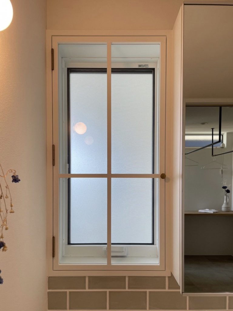 自然光が入る洗面スペース-造作建具-格子の室内窓-真鍮のつまみ①