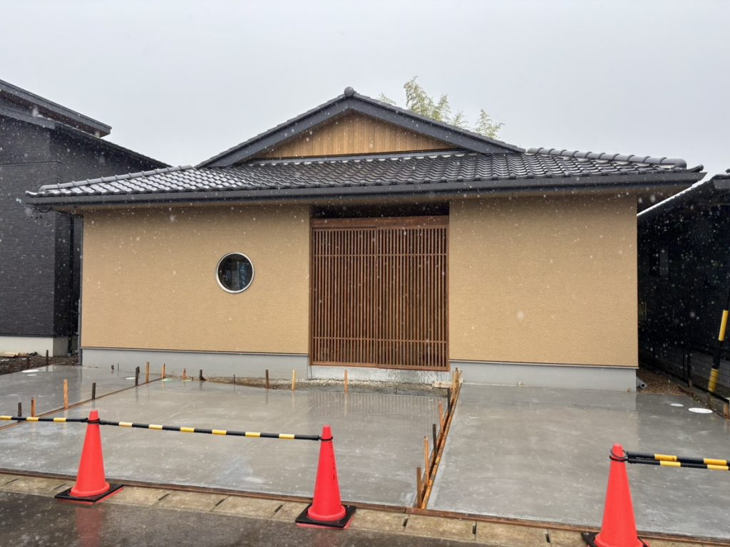 グランハウスｰグランハウス一級建築士事務所ｰ平屋ｰ塗り壁ｰ格子扉ｰ入母屋屋根ｰ瓦屋根
