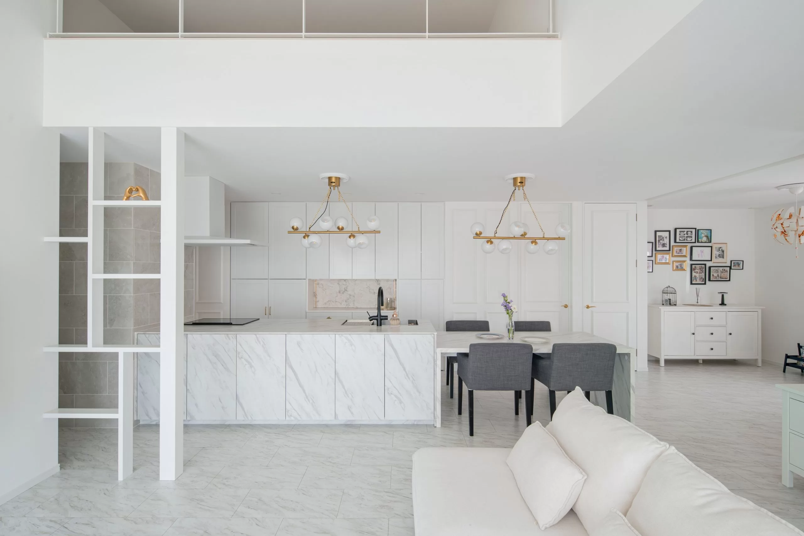 ホワイトで描く上品な家