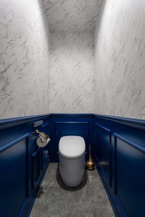 グランハウス-グランハウス一級建築士事務所-アメリカンハウス-平屋ーホワイト-ブルー-腰板-アクセントウォール-モールディング-トイレ-ゴールド-真鍮