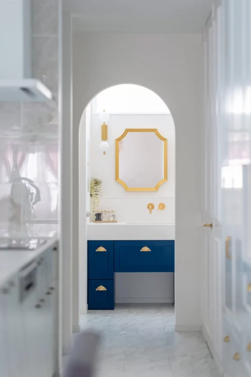 グランハウス-グランハウス一級建築士事務所-アメリカンハウス-平屋ーホワイト-ブルー-腰板-アクセントウォール-モールディング-洗面ーゴールド-真鍮-造作洗面ー垂れ壁ーアール