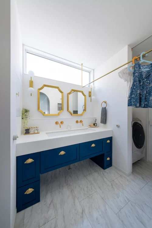 グランハウス-グランハウス一級建築士事務所-アメリカンハウス-平屋ーホワイト-ブルー-腰板-アクセントウォール-モールディング-洗面ーゴールド-真鍮-造作洗面