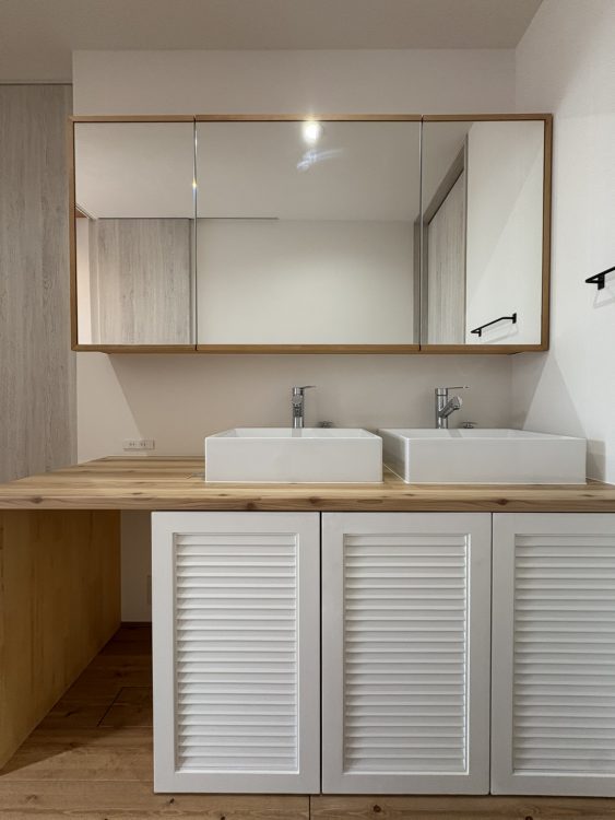 ⑤グランハウス-グランハウス一級建築士事務所ー洗面ー造作洗面ーtoolbox-木製パインキャビネットドアルーバー-アメリカンハウス-一面鏡