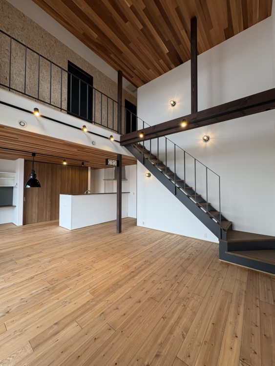 ②グランハウス-グランハウス一級建築士事務所ーかっこいいアメリカンハウス-LDKー吹き抜けーレッドシダー-木製階段ースケルトン階段ー鉄骨階段風