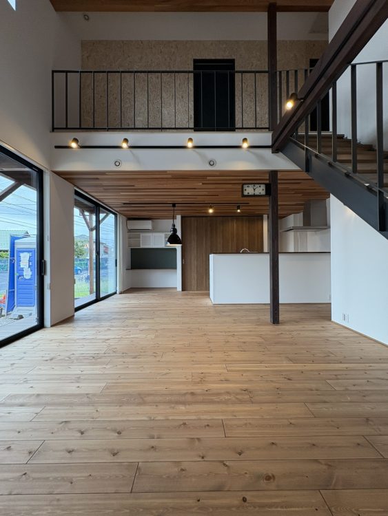 ①グランハウス-グランハウス一級建築士事務所ーかっこいいアメリカンハウス-LDKー吹き抜けーレッドシダー-木製階段ースケルトン階段ー鉄骨階段風