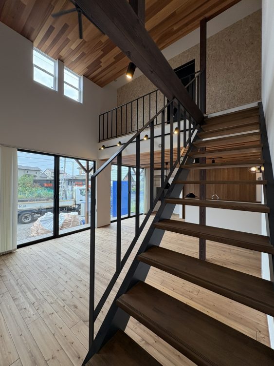 ③グランハウス-グランハウス一級建築士事務所ーかっこいいアメリカンハウス-LDKー吹き抜けーレッドシダー-木製階段ースケルトン階段ー鉄骨階段風
