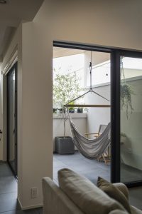 中庭のある家の建築実例｜メリット・デメリットや中庭づくりで後悔しないためのポイントもご紹介