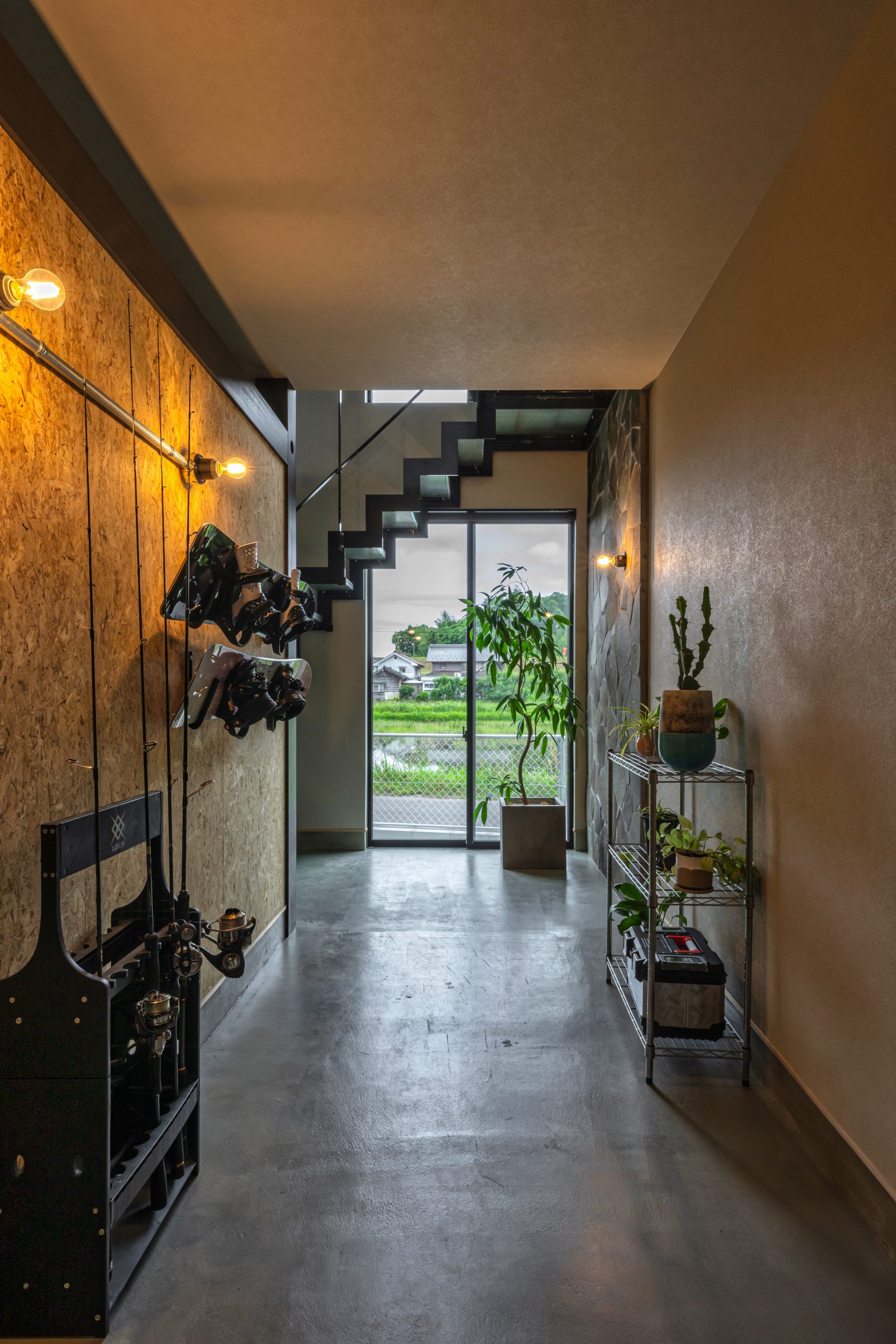 ④グランハウス‐グランハウス一級建築士事務所‐玄関‐室内土間‐趣味スペース‐OSB合板