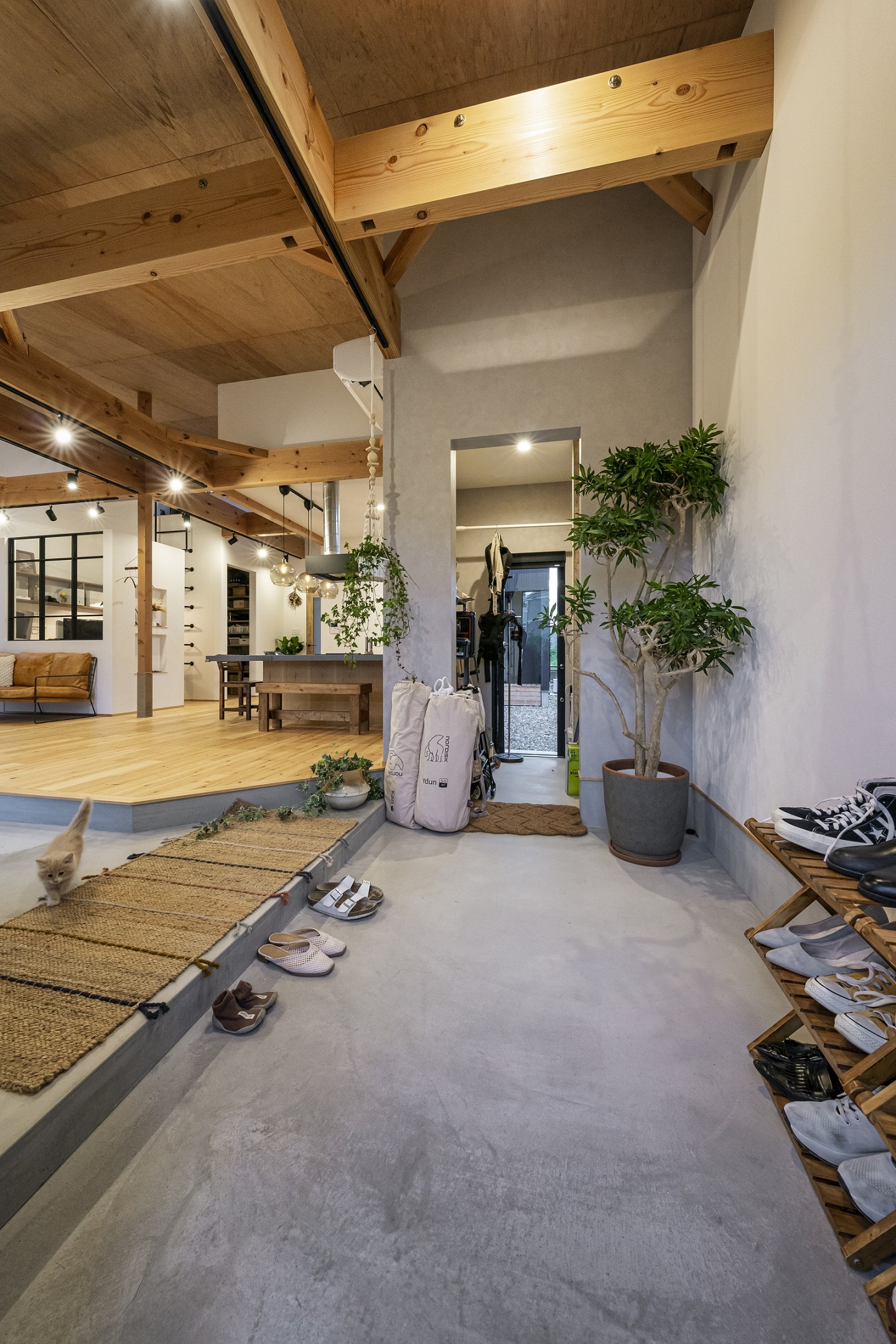 ③グランハウス‐グランハウス一級建築士事務所‐玄関‐室内土間‐土間リビング‐広がりのある空間