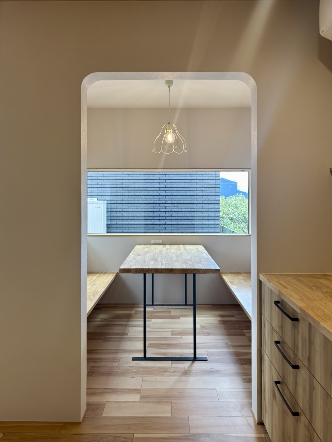 グランハウス-グランハウス一級建築士事務所ー半個室-ダイニングスペース-アーチ下がり壁ー造作テーブル-造作ベンチーカフェ風ダイニング