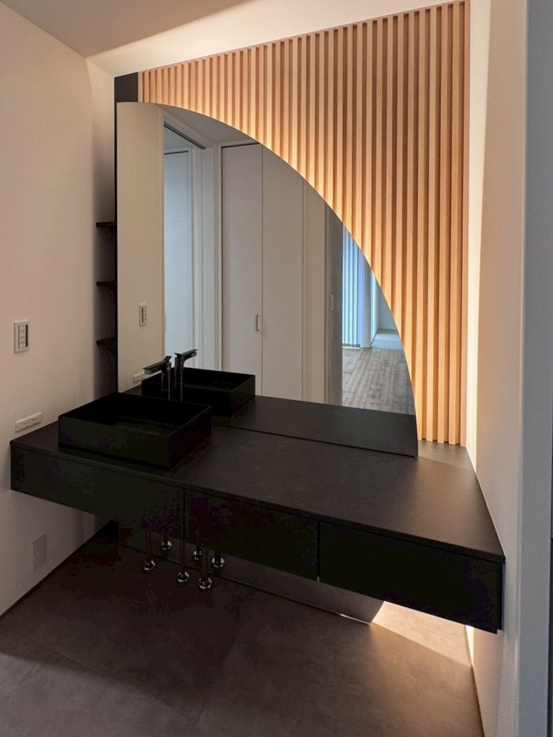 グランハウス‐グランハウス一級建築士事務所‐造作洗面‐曲線鏡‐ルーバー‐間接照明