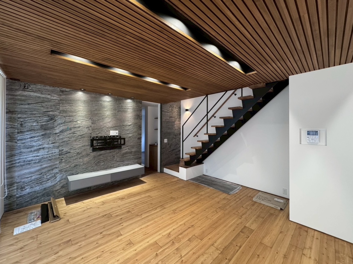 グランハウス‐グランハウス一級建築士事務所‐LDK‐天井‐羽目板‐アクセントウォール‐ストーンタイル‐天然石‐間接照明‐鉄骨階段