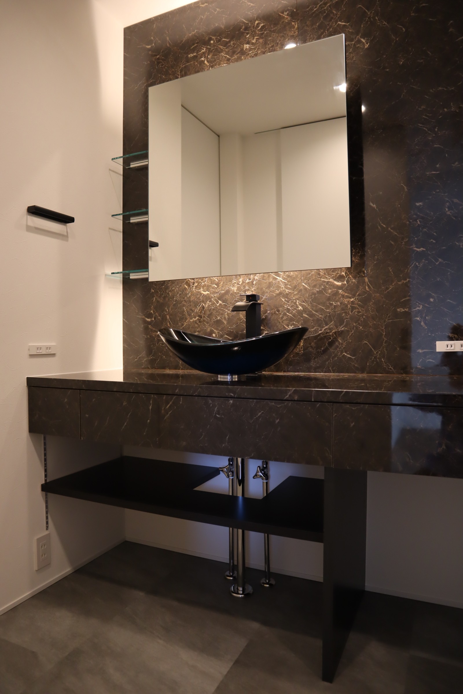 グランハウス‐グランハウス一級建築士事務所‐愛知‐岐阜‐三重‐洗面‐造作洗面‐メラミン材‐一面鏡‐ガラス棚‐ホテルライク‐間接照明