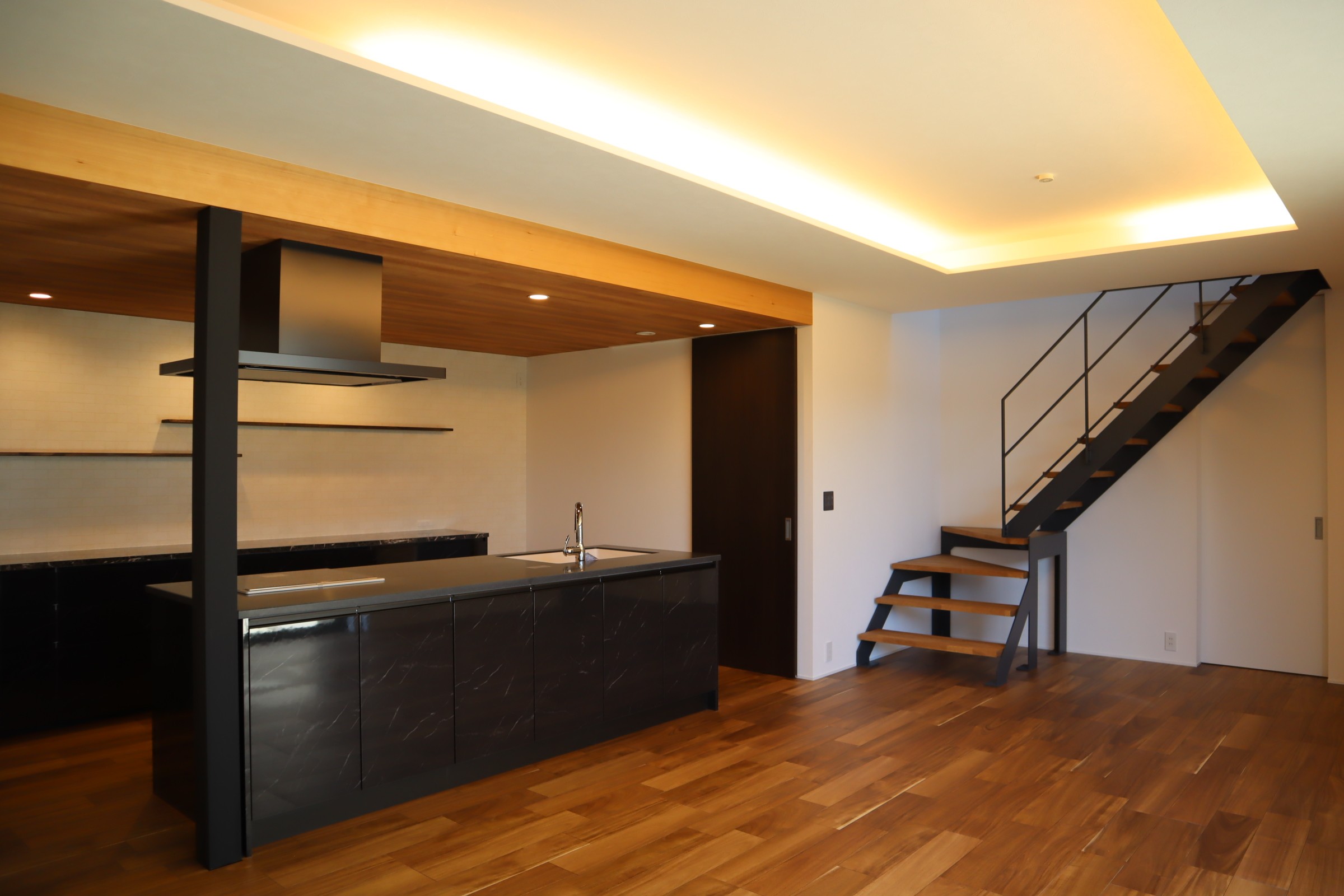 グランハウス‐グランハウス一級建築士事務所‐LDK‐鉄骨階段‐アカシア‐床材‐四方折り上げ天井‐間接照明‐下がり天井‐クロス‐ブラック‐キッチン‐重厚感