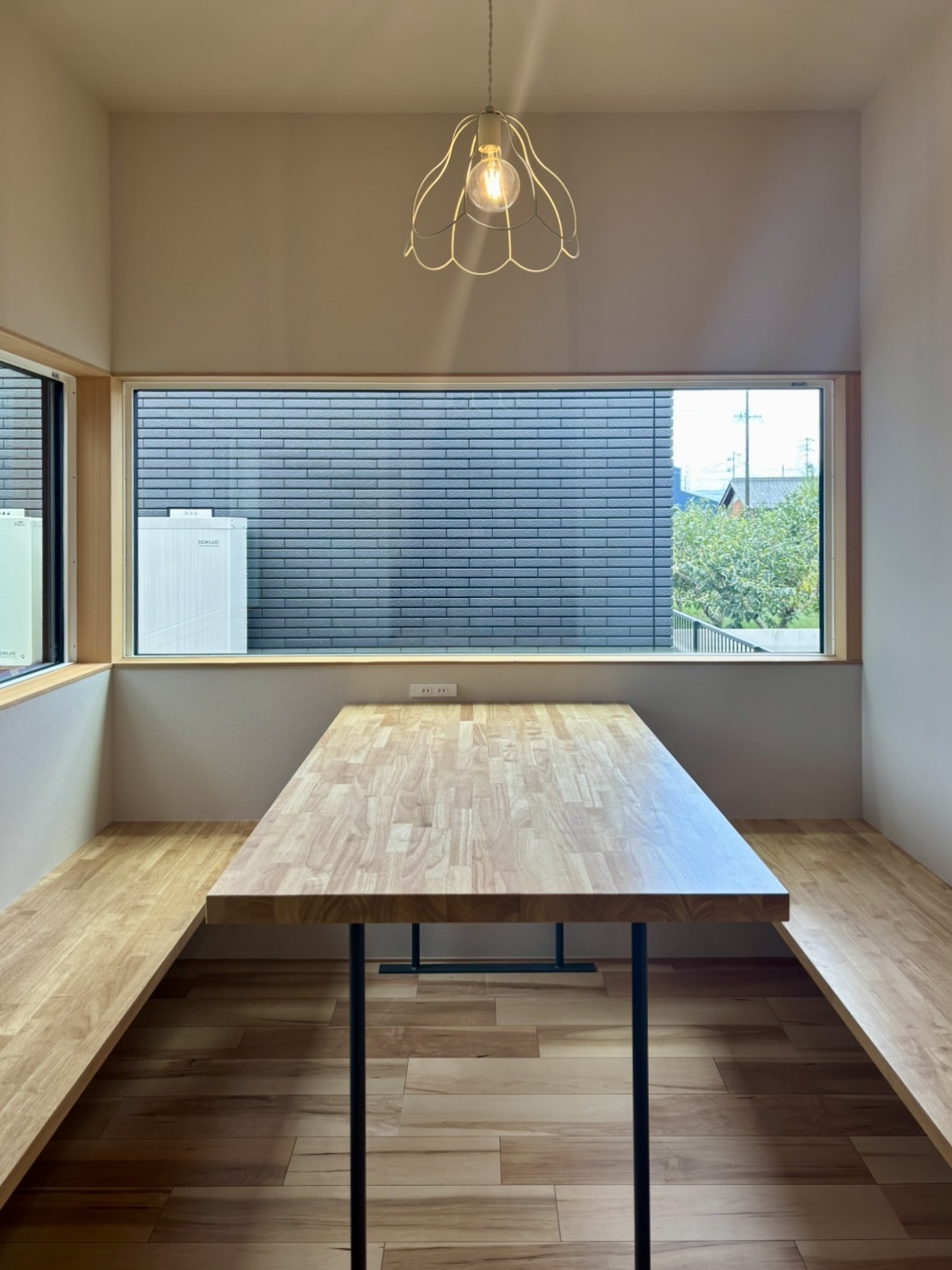 2グランハウス-グランハウス一級建築士事務所ー半個室-ダイニングスペース-アーチ下がり壁ー造作テーブル-造作ベンチーカフェ風ダイニング