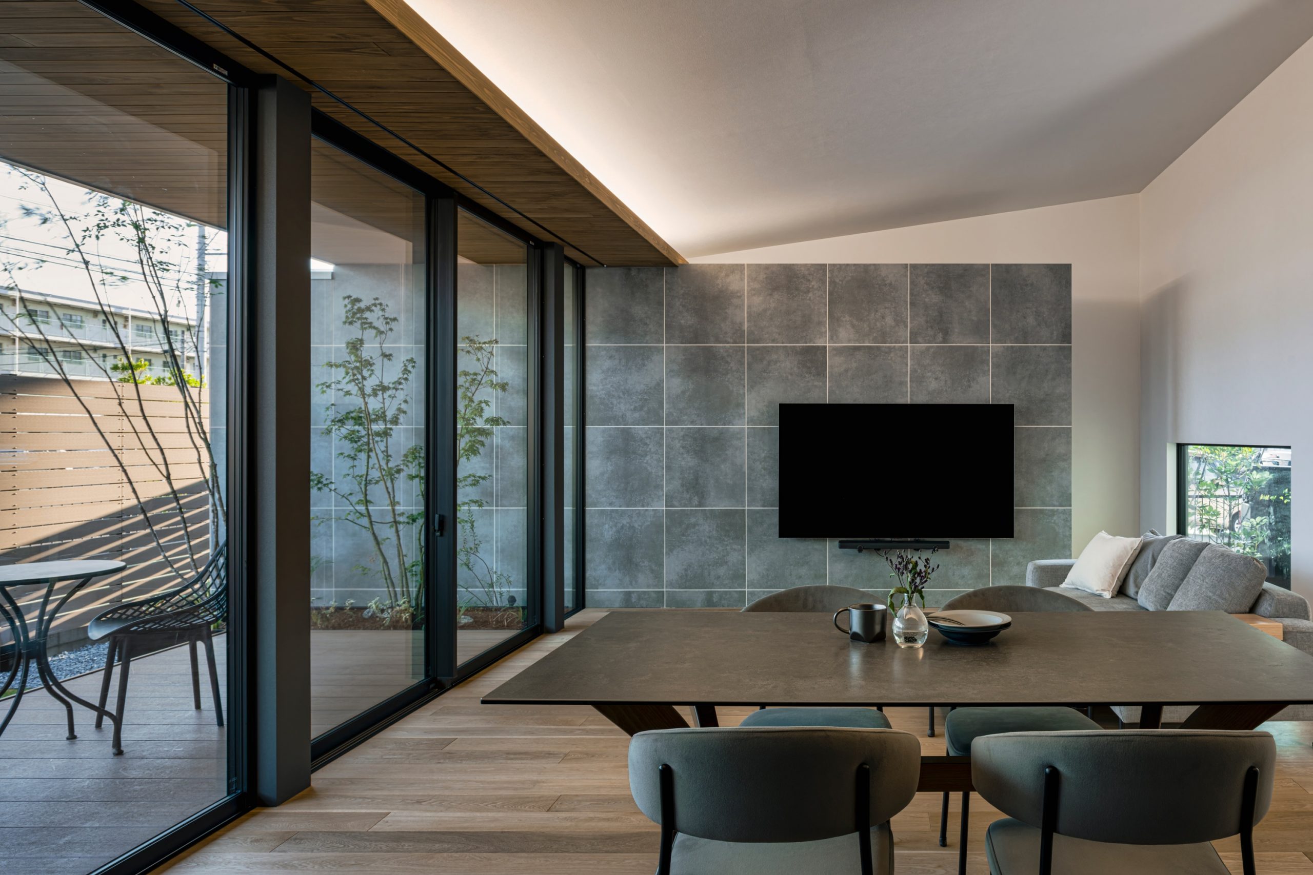 グランハウス‐グランハウス一級建築士事務所‐LDK‐ホテルライク‐オーセンティック‐タイル‐腰壁‐勾配天井‐間接照明‐リビング収納