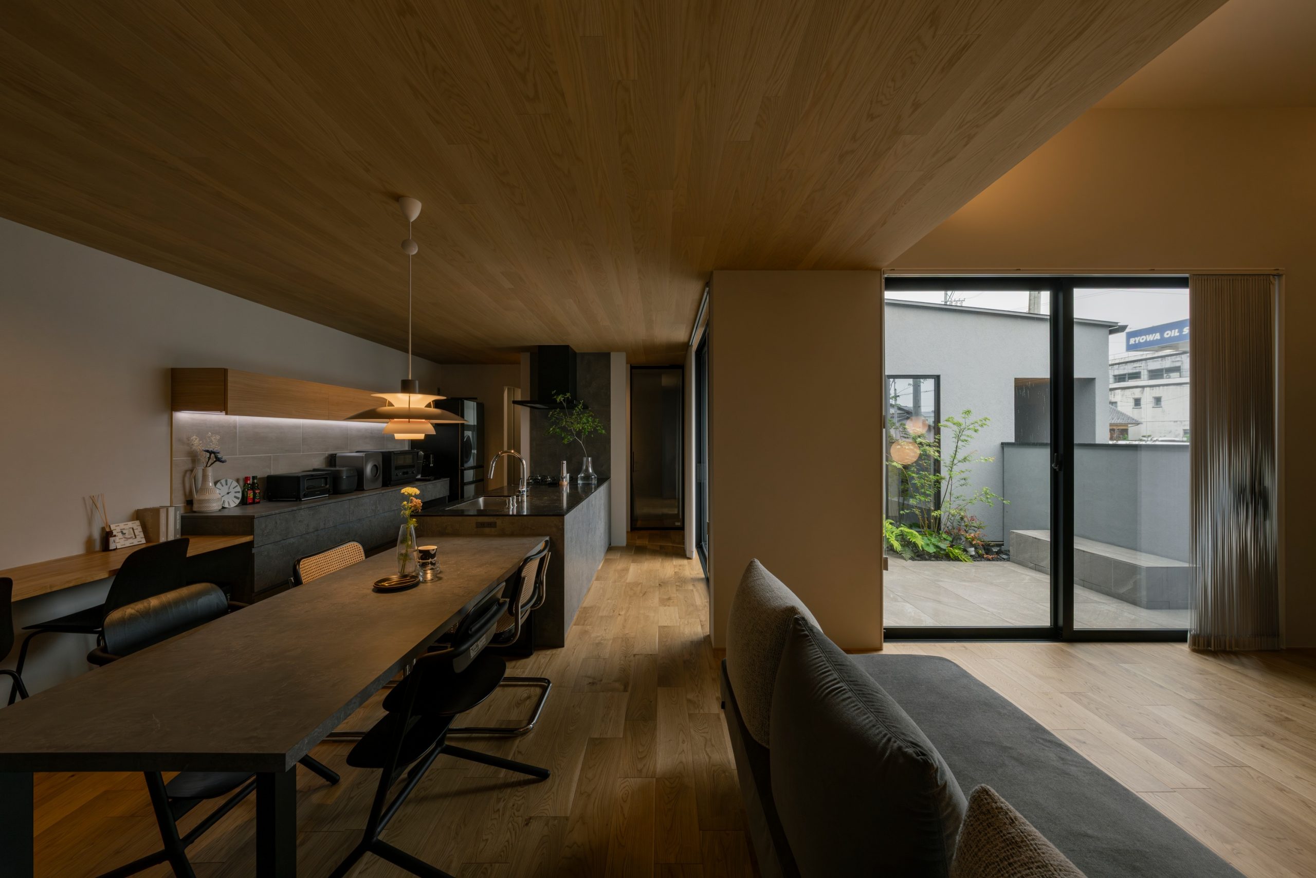グランハウス‐グランハウス一級建築士事務所‐LDK‐タイル‐木目-間接照明-中庭-高天井‐ホテルライク