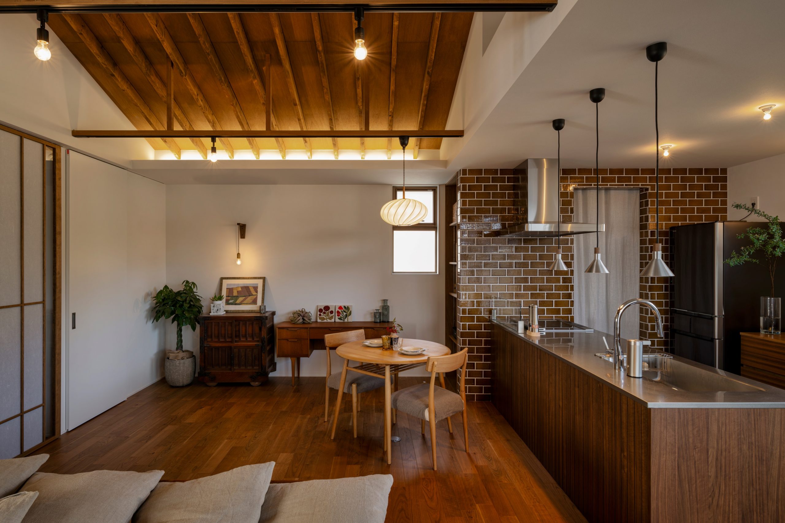 グランハウス‐グランハウス一級建築士事務所‐注文住宅‐LDK‐勾配天井‐梁-間接照明-和-ミッドセンチュリー‐タイル