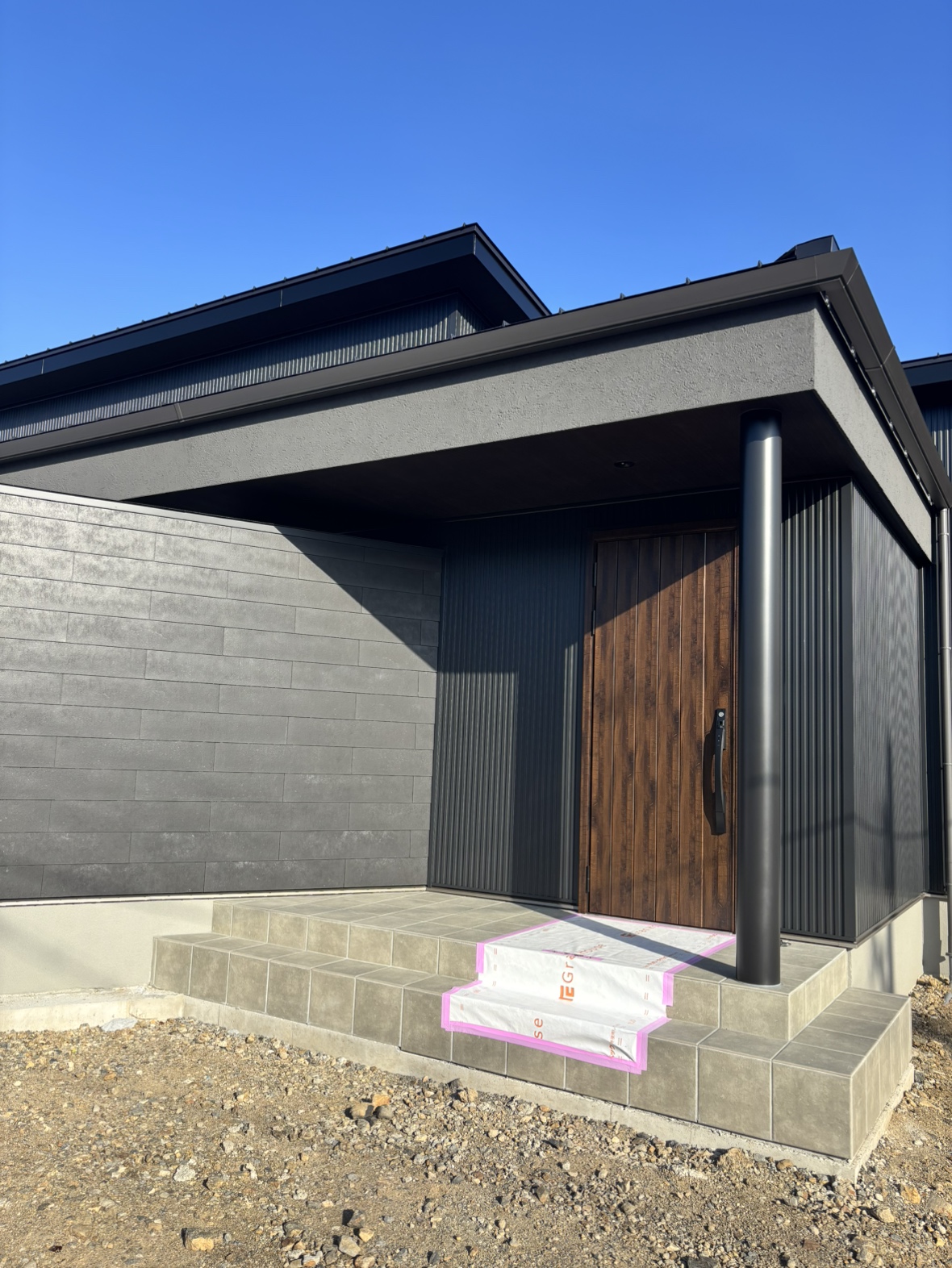 グランハウス‐グランハウス一級建築士事務所‐注文住宅‐愛知‐岐阜‐三重‐ホテルライク‐シック‐グレー‐ブラック‐玄関‐鉄柱‐重厚感