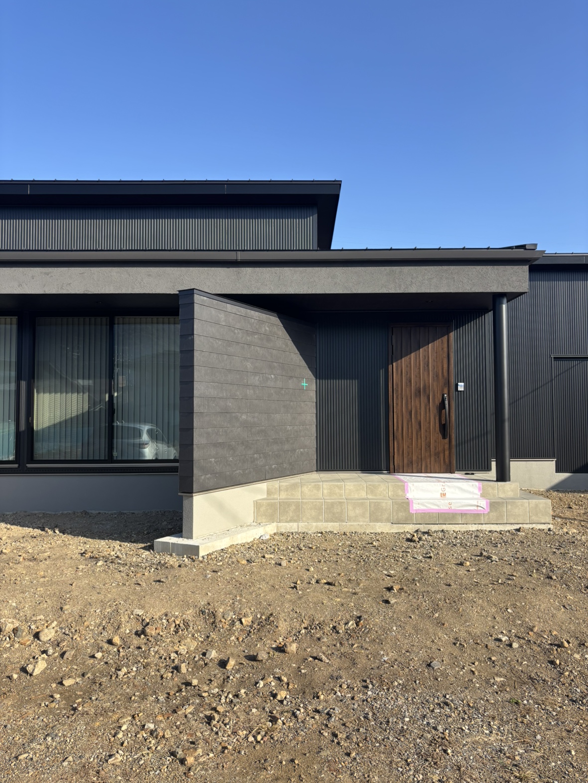 グランハウス‐グランハウス一級建築士事務所‐注文住宅‐愛知‐岐阜‐三重‐ホテルライク‐シック‐グレー‐ブラック‐玄関‐鉄柱‐重厚感