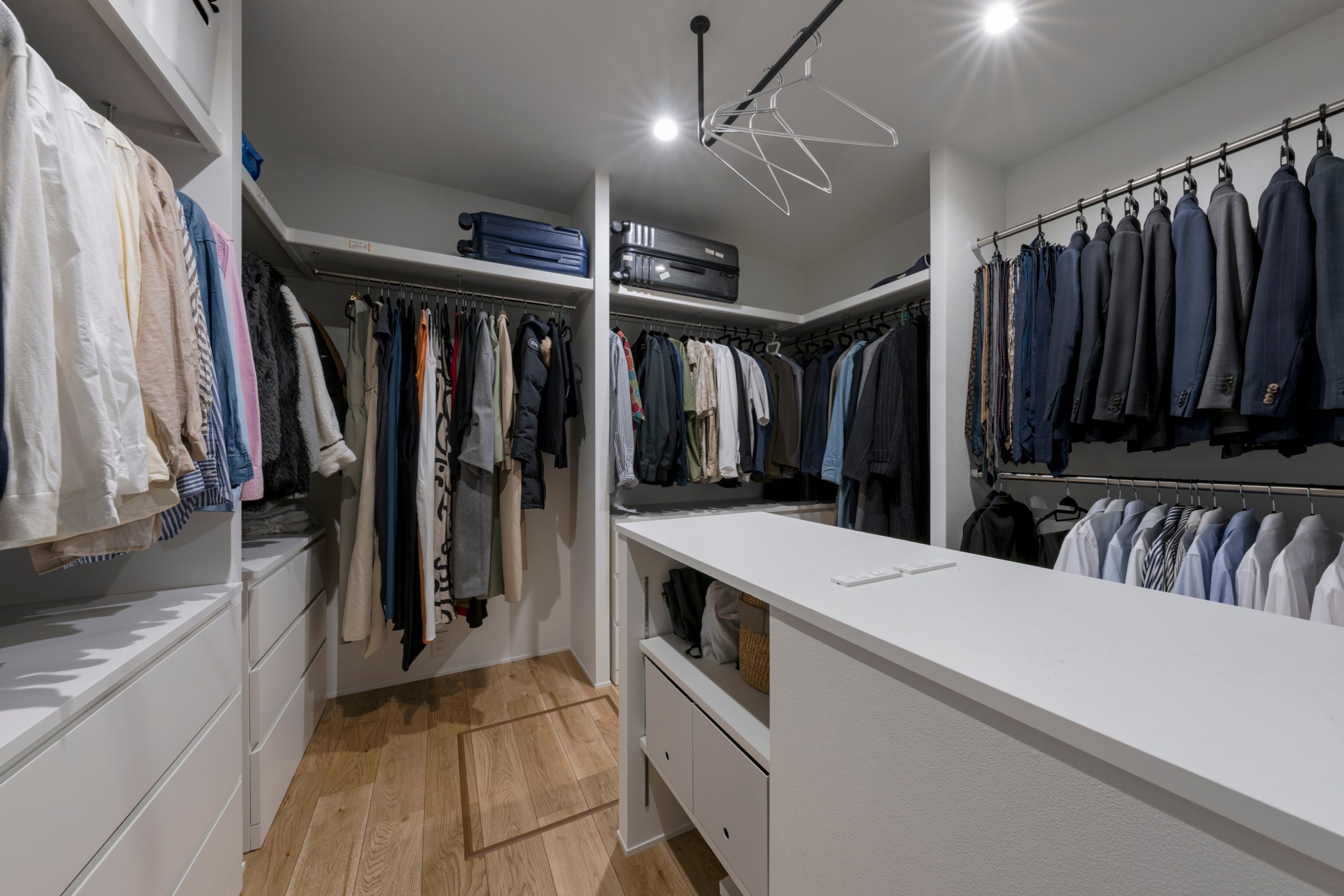 グランハウス‐グランハウス一級建築士事務所‐収納-ウォークインクローゼット‐ファミリークローゼット‐造作棚‐ウォークスルー型