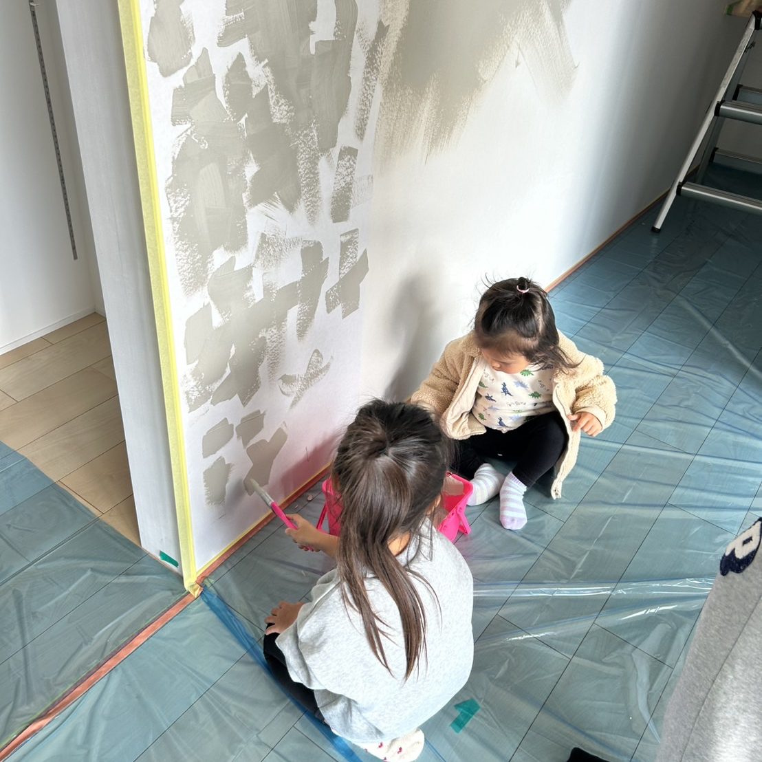 家族みんなが職人さん！DIYで壁塗り体験