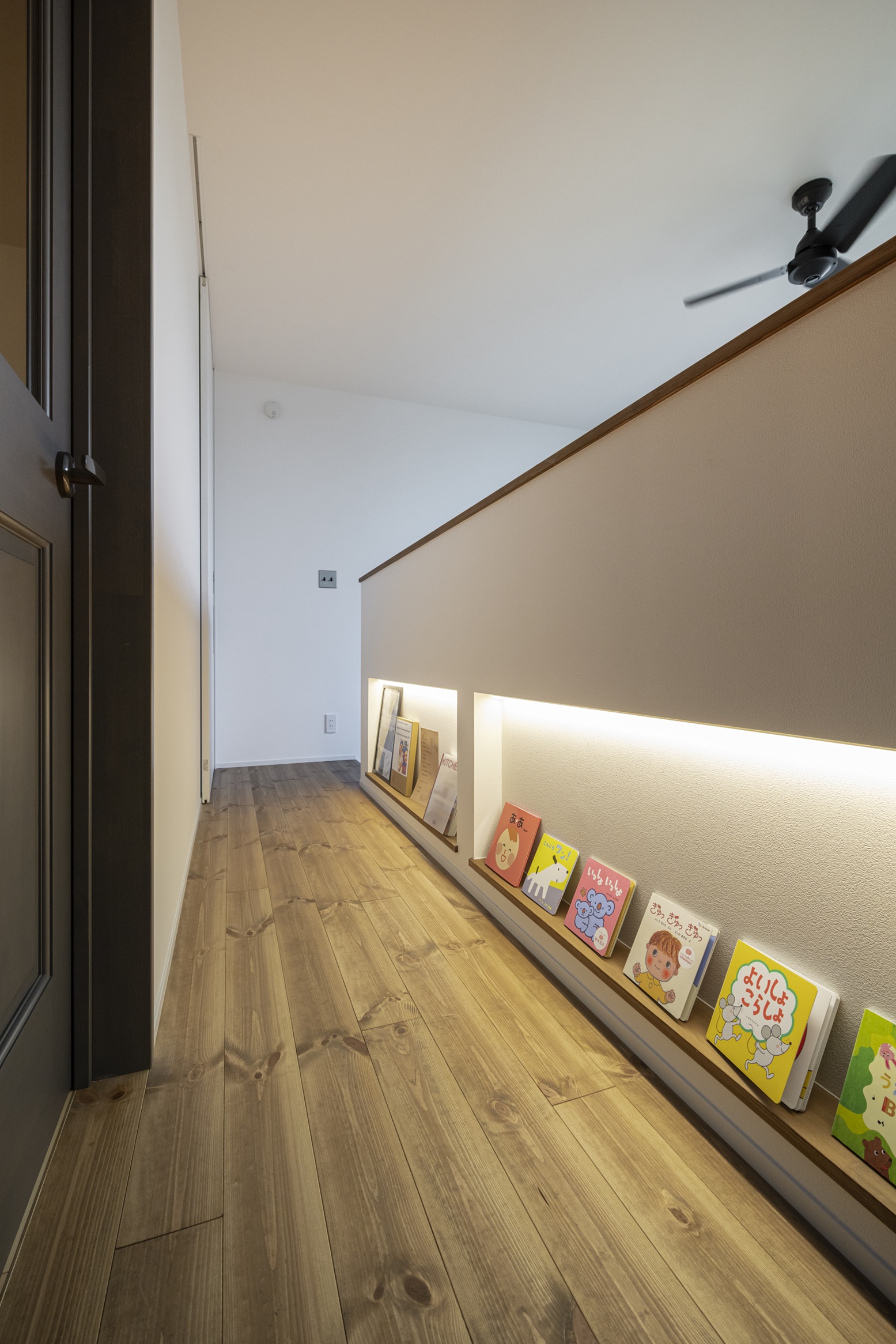 7グランハウス-グランハウス一級建築士事務所-絵本-造作本棚-造作家具-設計士とつくる