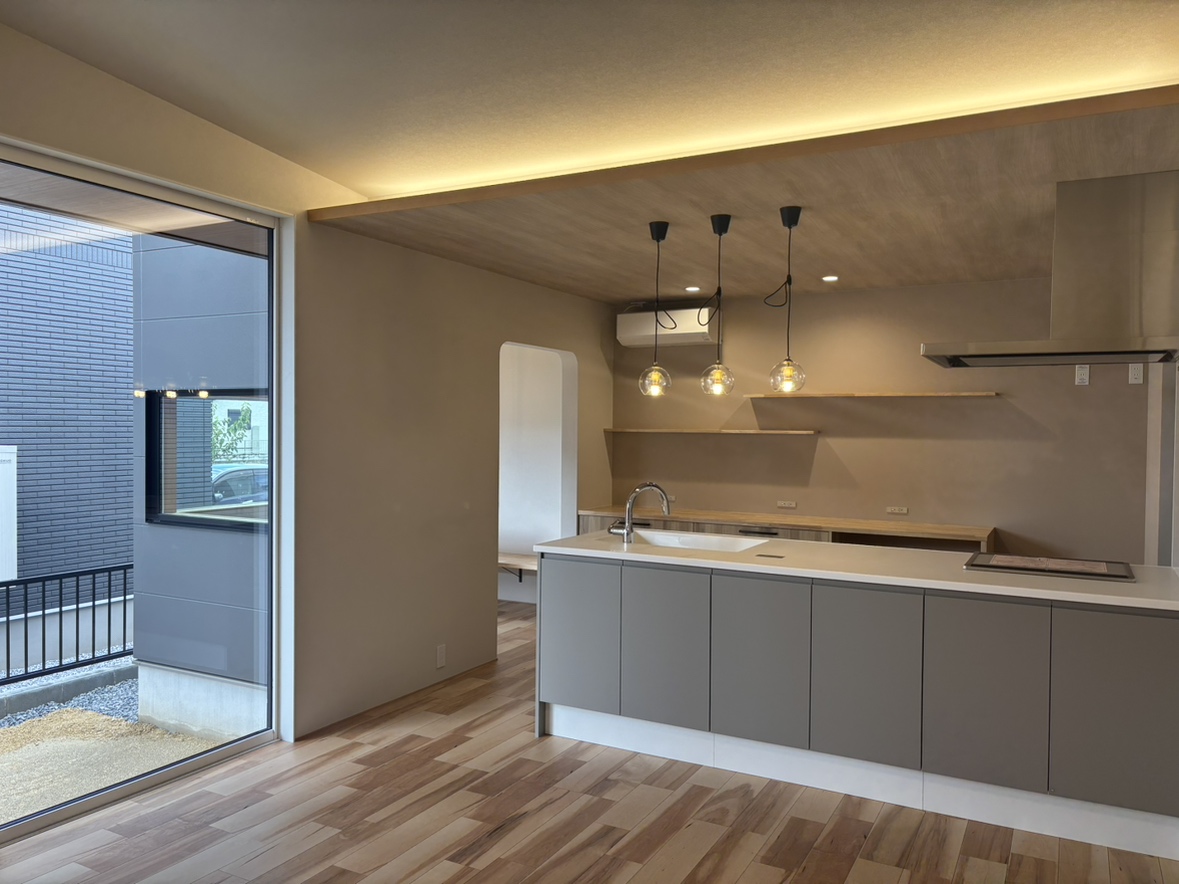 グランハウス-グランハウス一級建築士事務所-現場管理-猫と暮らす家-愛猫家-平屋-勾配天井‐開放感-リビング