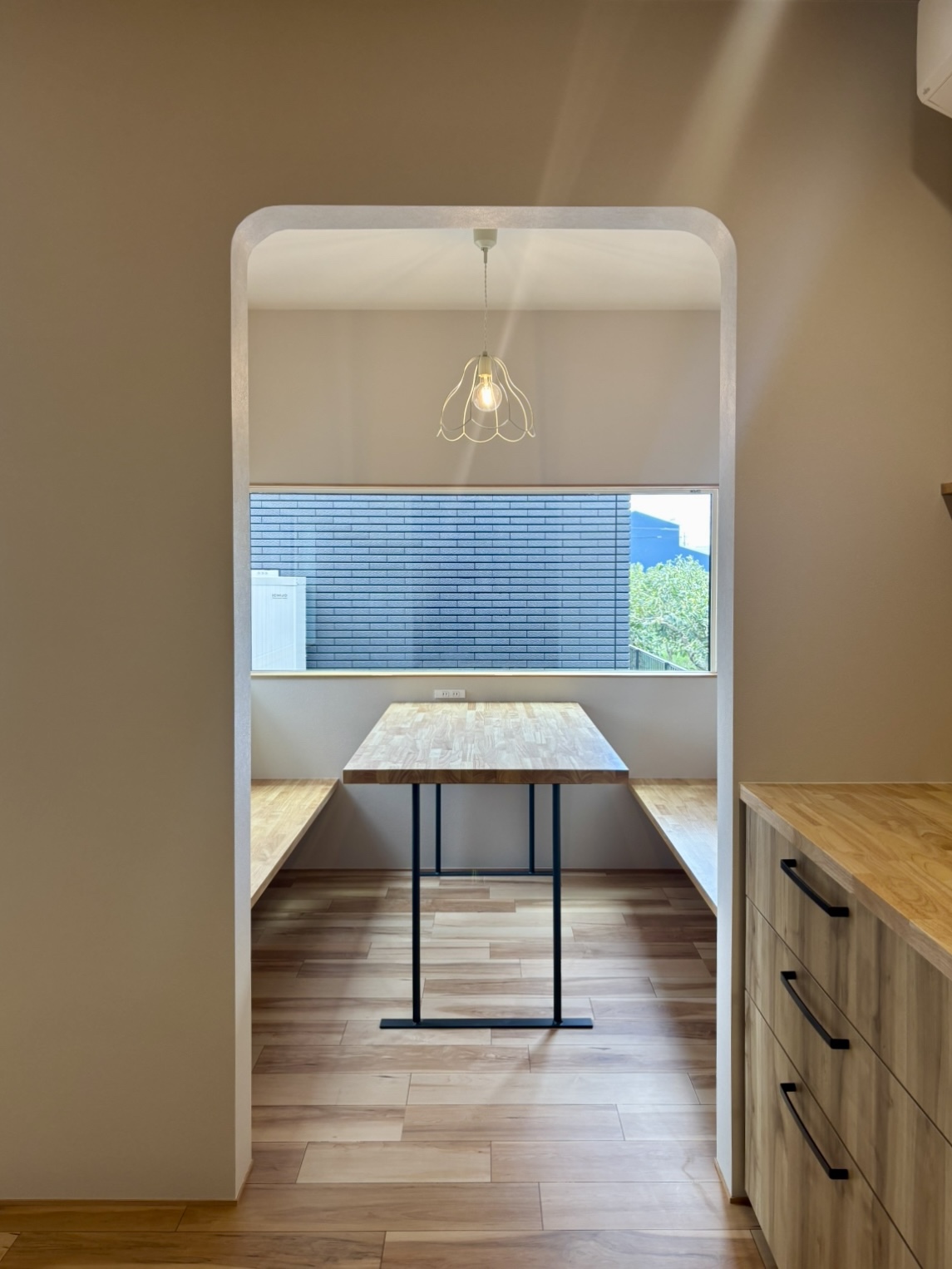 グランハウス-グランハウス一級建築士事務所-現場管理-猫と暮らす家-愛猫家-ダイニングキッチン-おこもりスペース-垂れ壁