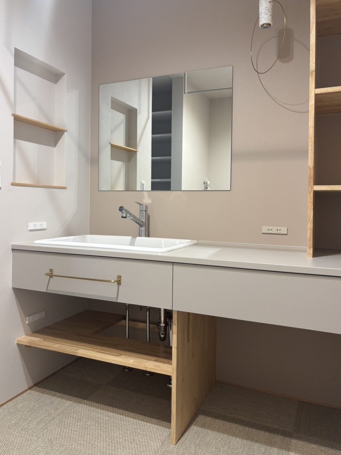 グランハウス-グランハウス一級建築士事務所-現場管理-猫と暮らす家-愛猫家-造作洗面‐ボロン-床材