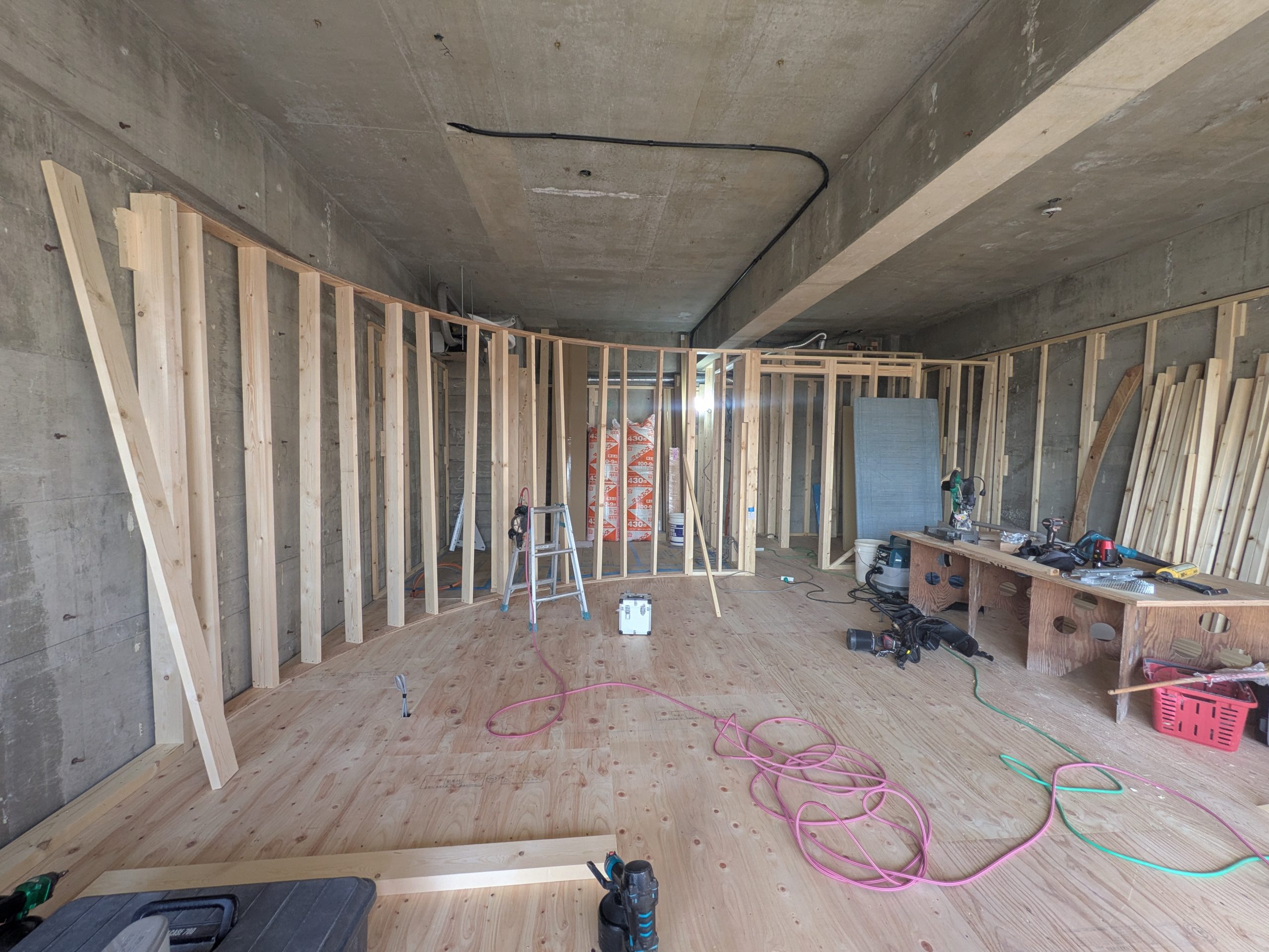 ④グランハウス-グランハウス一級建築士事務所-現場管理-店舗改装-アール壁-R-商材紹介-アイカアール-アイカ工業