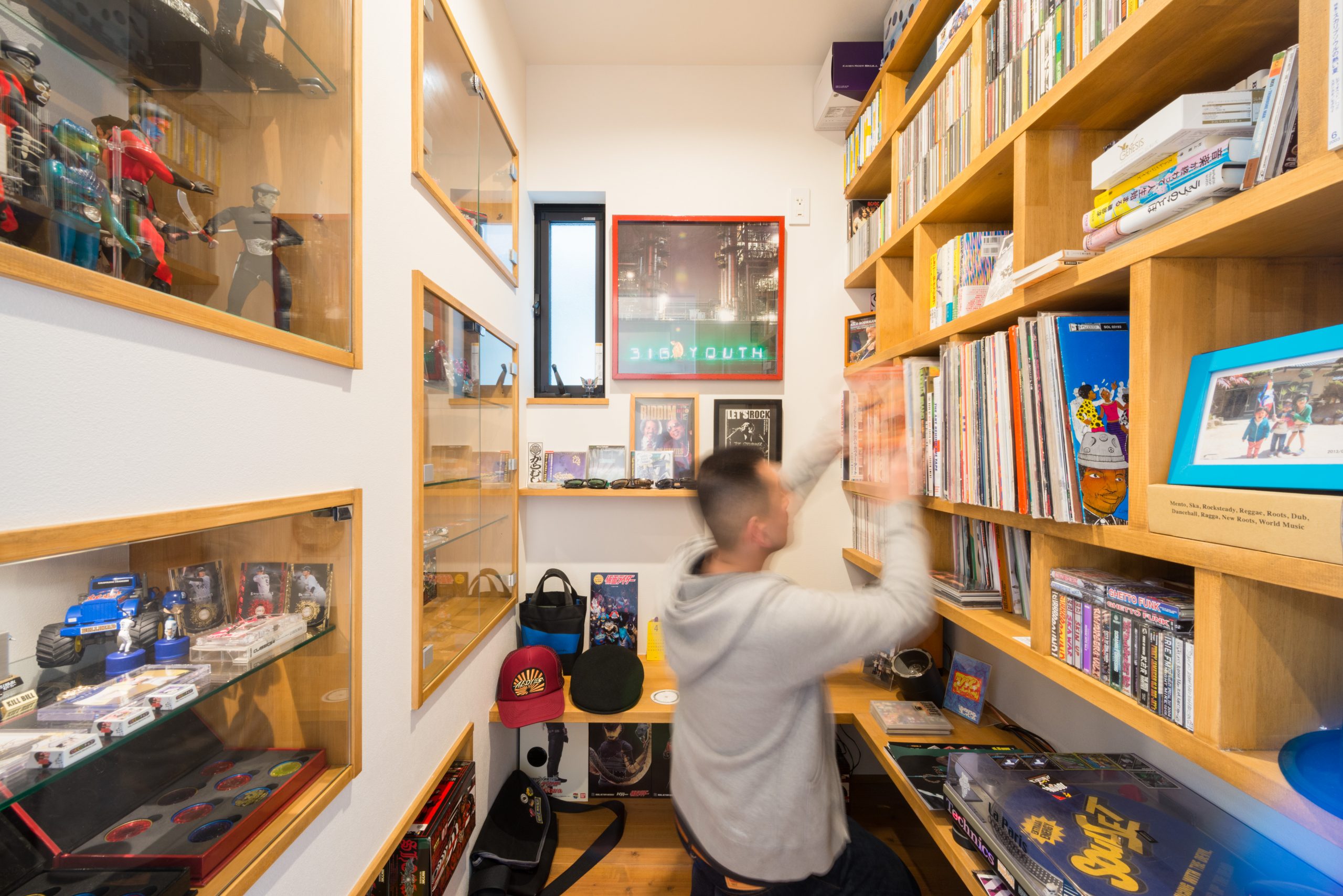 ②グランハウス‐グランハウス一級建築士事務所‐趣味部屋-飾り棚-造作家具-ガラス扉-本棚-カウンターデスク