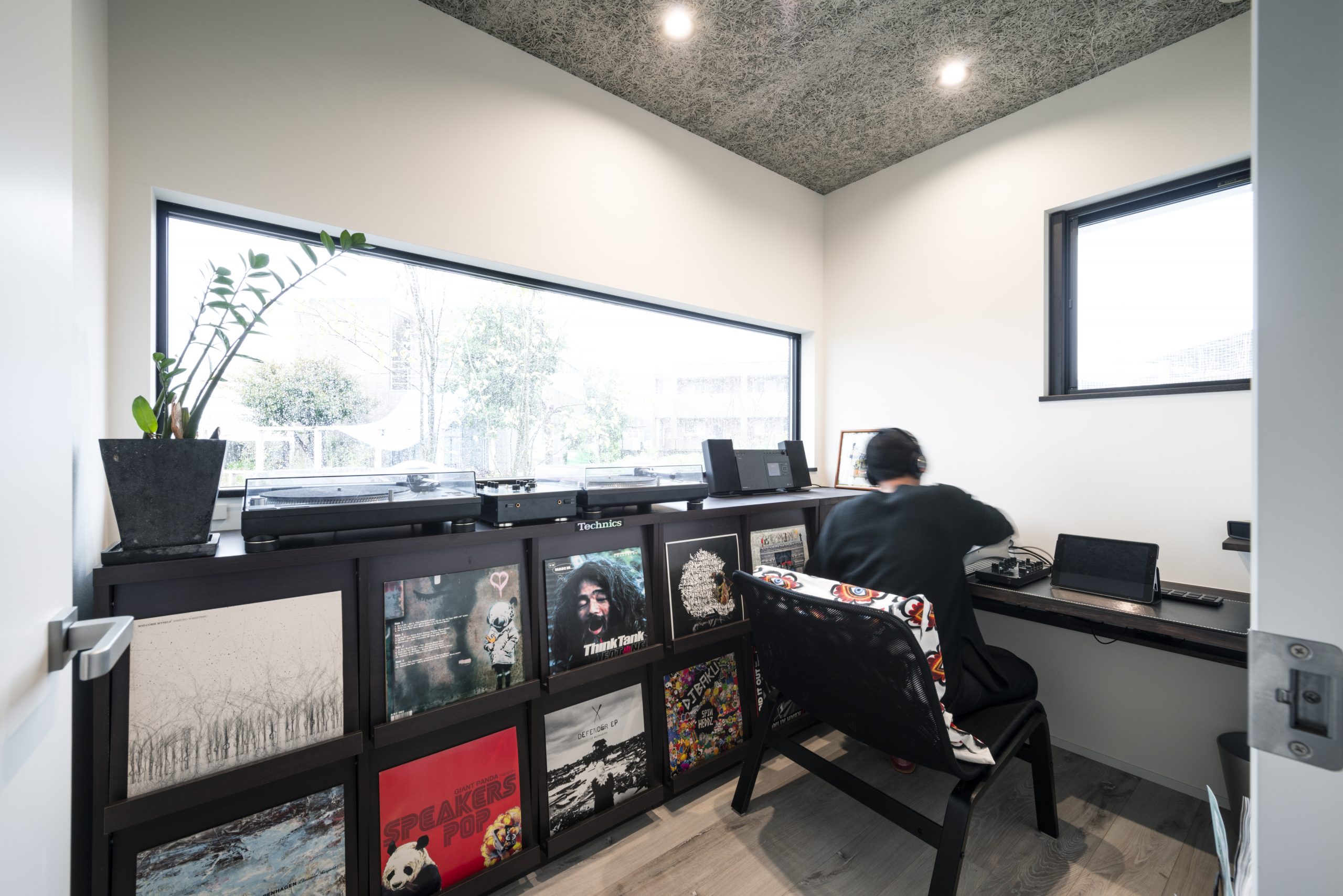 ③グランハウス‐グランハウス一級建築士事務所‐趣味部屋-木毛セメント‐ブラック